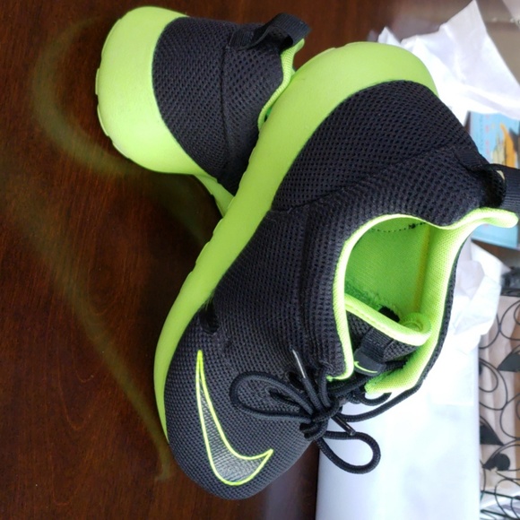 Nike Roshe size 7Y - Picture 2 of 4